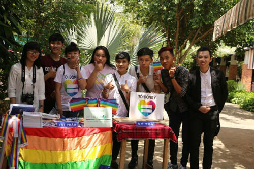 Sự kiện bắt đầu với một không khí sôi động và cực kỳ hào hứng. Ca hát, flash-mob, trò chơi tập thể, tọa đàm và diễu hành chính là những nội dung chính của chương trình.