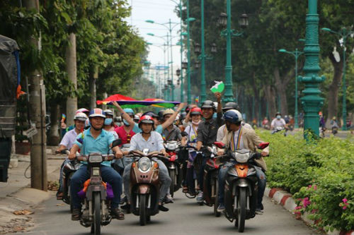Cuộc diễu hành được hưởng ứng từ lời kêu gọi của Trung tâm ICS, một tổ chức ở Việt Nam ra đời để bảo vệ và thúc đẩy quyền của người đồng tính, song tính và chuyển giới.
