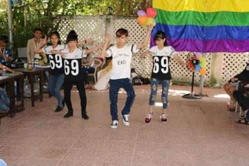 Nhảy flash-mob là một trong những hoạt động của chương trình này.