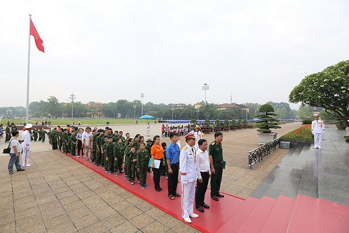 Trước khi lên đường tham dự Học kỳ quân đội, các em nhỏ được vào Lăng viếng Bác Hồ và ôn lại truyền thống vẻ vang của dân tộc, tạo khí thế hăng hái, quyết tâm rèn luyện.