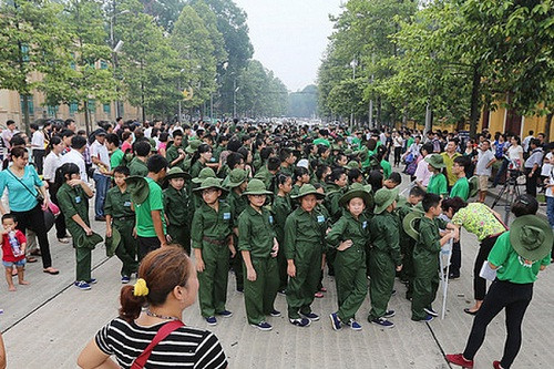 Các "chiến sĩ nhí" được bố mẹ đưa đến khu vực gần Quảng trường Ba Đình (Hà Nội) để tập trung.