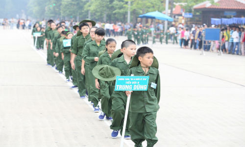 Với tên gọi "Em là chiến sỹ", học kỳ trong quân đội năm 2015 dành cho 500 em thiếu nhi trong độ tuổi từ 7-15 tuổi, ở 3 miền Bắc- Trung- Nam, do Tổng Công ty Viễn thông Viettel phối hợp với Trung ương Đoàn TNCS Hồ Chí Minh tổ chức.