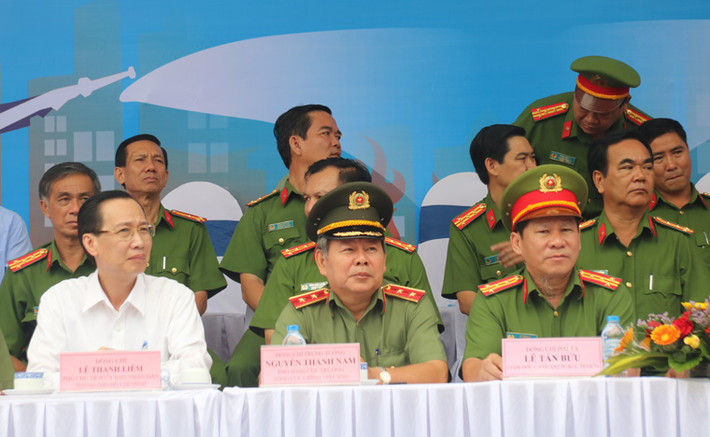 Đó là tình huống giả định tại Hội thao Kỹ thuật chữa cháy và cứu nạn - cứu hộ do UBND TP HCM và Cảnh sát PCCC tổ chức thực hiện. Trung tướng Nguyễn Thanh Nam (người ngồi giữa hàng đầu), Phó Tổng cục trưởng, Tổng Cục chính trị Công an nhân dân, đại diện Bộ Công an cùng Phó Chủ tịch UBND TPHCM Lê Thanh Liêm… đã đến tham dự Hội thao.