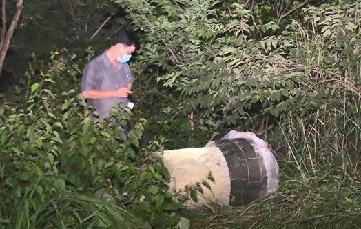 Chiều 15/5, khi ông chủ mới của căn nhà đến thuê người dọn dẹp thì phát hiện trong nhà có 1 bồn nhựa, bên trong đã được đổ đầy bêtông và 1 phuy nhựa bọc kín nilon bên ngoài. Quá trình đập phá bêtông để di dời bồn nhựa thì phát hiện xác người bên trong bê tông và trình báo Công an.