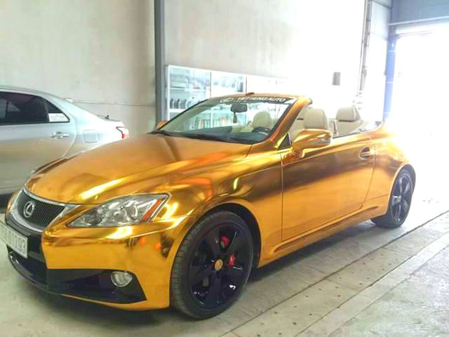 5. Thiếu gia đất Cảng mạ vàng siêu xe mui trần Đầu năm 2015, hình ảnh chiếc Lexus IS 350C mui trần được mạ "vàng" toàn bộ thân xe đã khiến cộng đồng xe không khỏi xôn xao. Được biết, chiếc xế sang đến từ Nhật Bản này thuộc sở hữu của một thiếu gia 9x đất Cảng Hải Phòng. Ảnh: GĐXH.