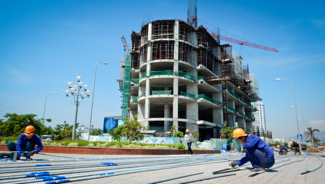 Nguyên nhân dự án bị ngừng thi công là do diện tích xây dựng, tổng mặt bằng và định vị hệ thống trụ thi công của dự án thực tế thay đổi so với hồ sơ bản vẽ thiết kế kèm theo Giấy phép xây dựng được cấp. Do vậy, UBND tỉnh Khánh Hòa đã yêu cầu dừng thi công đối với một số hạng mục công trình thi công không đúng với nội dung so với hồ sơ bản vẽ. Ảnh: Tiến Thành/Tuổi trẻ.