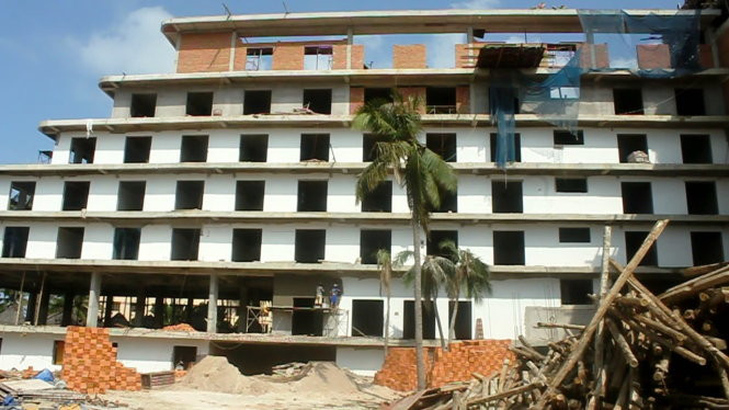 Đáng chú ý là dù đã được Thanh tra xây dựng thuộc Sở Xây dựng Bình Thuận và UBND P.Hàm Tiến yêu cầu ngưng thi công nhiều lần nhưng chủ đầu tư vẫn cố tình xây dựng. Chỉ đến khi Sở Xây dựng cho đoàn kiểm tra ra hiện trường lập biên bản tại chỗ thì việc thi công mới dừng lại. Sở Xây dựng đã xử phạt đơn vị nhà thầu thi công 35 triệu đồng và chủ đầu tư là Tập đoàn Mường Thanh 50 triệu đồng.. Ảnh: Tuổi trẻ.