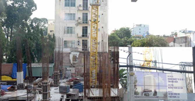 6. Dự án Mường Thanh Sài Gòn Cuối năm ngoái, dự án Mường Thanh Sài Gòn tại địa chỉ 8A, Mạc Đĩnh Chi, P.Bến Nghé, Q.1, TP.HCM cũng đã bị đình chỉ thi công. Theo thông tin UBND P.Bến Nghé cung cấp cho báo chí, ngày 2/1/2013 UBND TP.HCM cấp giấy chứng nhận quyền sử dụng 1.282m2 đất cho DNTN Xây dựng số 1 tỉnh Điện Biên để xây dựng cơ sở sản xuất kinh doanh. Ảnh: Thanh niên.