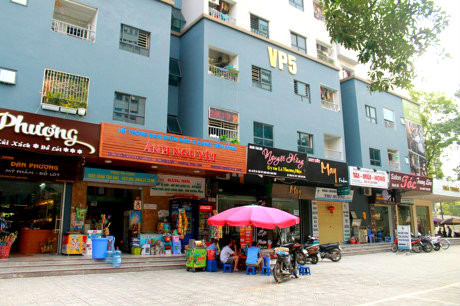 4. Chung cư VP5 Linh Đàm Nằm trên đường Nguyễn Duy Trinh, Khu đô thị Linh Đàm, quận Hoàng Mai, Hà Nội, dự án chung cư VP5 do Công ty Xây dựng Tư nhân số 1 Lai Châu làm chủ đầu tư. VP5 là tổ hợp công trình cao 33 tầng bao gồm tầng hầm, trung tâm thương mại, căn hộ, penhouse và tầng kỹ thuật với thiết kế 25 căn/tầng. Dự án khởi công tháng 3/2013, dự kiến hoàn thành vào quý I/2015. Ảnh: H.Lực/GDVN.