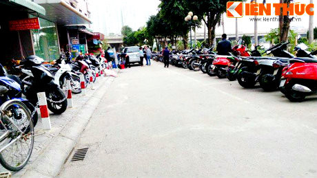 Ngoài ra, theo quy hoạch, tòa nhà VP6 này phải xây dựng 3 tầng hầm, diện tích tầng hầm quy hoạch được duyệt là 4.941m2, nhưng thực tế chỉ có 1 tầng hầm và trên bản vẽ thiết kế thi công chỉ khoảng 2.637,4m2 (giảm 2.304m2). Do tầng hầm chung cư VP6 không đủ diện tích cho cư dân gửi xe, cư dân buộc phải gửi ở các bãi xe ngoài trời sát tòa nhà, không có mái che.