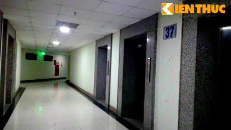 Bên cạnh đó, Kết luận của Thanh tra Bộ Xây dựng cũng chỉ rõ, từ tầng 2 đến tầng 9 của tòa nhà VP6 đã chuyển đổi mục đích sử dụng từ dịch vụ thương mại, văn phòng thành căn hộ. Mặt khác, các tầng từ 26 trở lên đều không nằm trong quy hoạch được phê duyệt, chủ đầu tư đã tự ý chuyển đổi mục đích sử dụng, xây dựng vượt tầng. Do đó, tính pháp lý của các căn hộ này trở nên mập mờ.