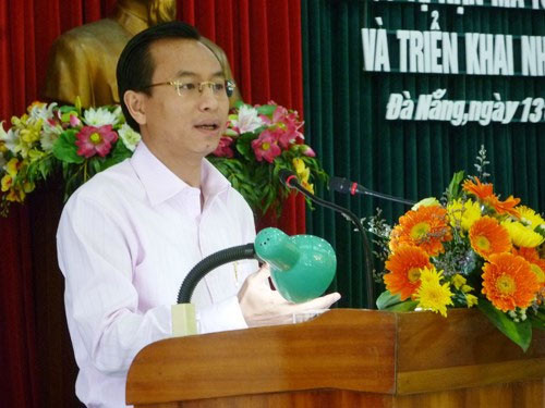 Ông sinh ngày 01/01/1976, là tiến sĩ quản trị kinh doanh. Ông là Ủy viên dự khuyết Trung ương Đảng, Ủy viên Ban Thường vụ Thành ủy, Phó chủ tịch ủy ban nhân dân thành phố TP Đà Nẵng.