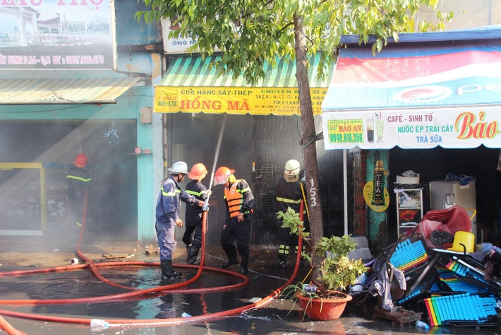 Theo thông tin ban đầu, khoảng 14h chiều cùng ngày, đám cháy bùng phát từ một ki ốt bán trái cây trên đường Bến Bình Đông, phường 14, quận 8 và nhanh chóng lan sang các căn bên cạnh