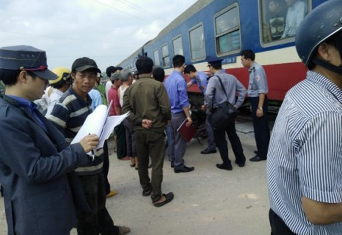 5. Tàu hỏa đâm xe máy, 1 người tử vong Khoảng 11h20 ngày 20/1 tại khu vực đường sắt thuộc thôn Mỹ Thạch Tây (P. Hòa Thuận, TP Tam Kỳ, Quảng Nam), tàu hỏa lưu thông theo hướng Nam-Bắc đã va phải xe máy BKS 92K-8577. Trên xe máy có 2 người là ông Bùi Minh Thế và một thanh niên khác. Hậu quả, ông Thế ngồi sau xe bị văng ra ngoài, tử vong tại chỗ. Người thanh niên đi cùng may mắn thoát nạn.