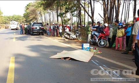 6. Qua đường, người đàn ông bị ô tô đâm tử vong Khoảng 1h30 ngày 20/1, ô tô 7 chỗ mang BKS: 81M-4555 do tài xế Nguyễn Minh Thiện (SN 1968, trú tại huyện Kbang, tỉnh Gia Lai) điều khiển đang lưu thông theo hướng Đắk Lắk – Gia Lai. Khi đến Km 648+950 đường Quốc lộ 14 đoạn qua địa phận thôn 3, xã Ea Nam, huyện Ea H’leo (Đắk Lắk) đã va chạm với anh Nguyễn Văn Sơn đang đi qua đường. Tai nạn giao thông khiến nạn nhân tử vong tại chỗ.