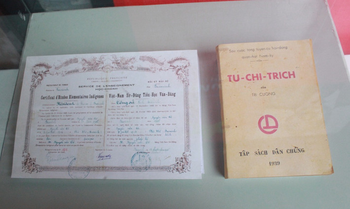 Bằng sơ đẳng tiểu học (bên trái) - Văn bằng năm 1925 của đồng chí Nguyễn Văn Cừ. và sách Tự chỉ trích (bên phải) - đồng chí Nguyễn Văn Cừ viết năm 1939.