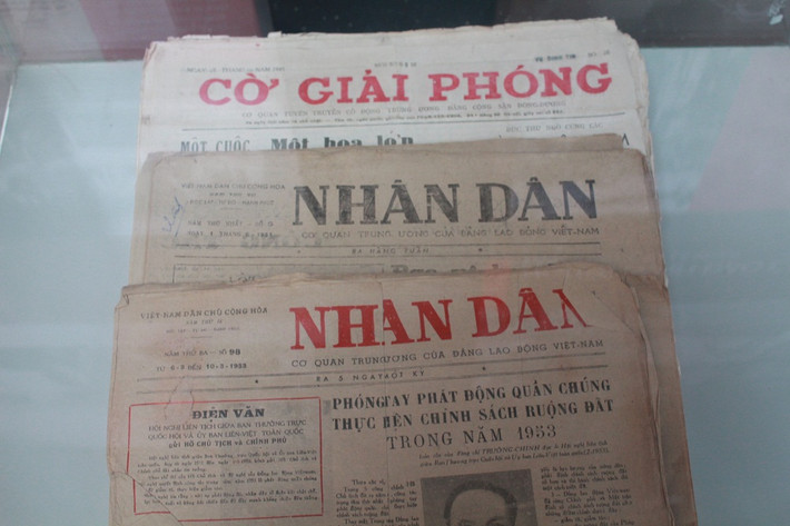 Tập hợp Báo Cờ giải phóng và báo Nhân dân.