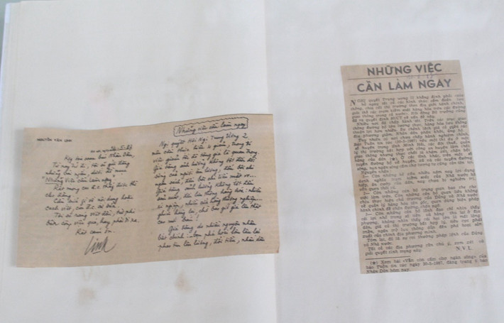 Thư (bên trái) Tổng Bí thư Nguyễn Văn Linh viết gửi Tòa soạn Báo Nhân dân ngày 24/5/1987 đề nghị đăng bài viết với đề mục "Những việc cần làm ngay"; Tập hợp Báo Nhân dân (bên phải) đăng bài viết của đồng chí Nguyễn Văn Linh trên chuyên mục Những việc cần làm ngay với bút danh N.V.L (năm 1987)