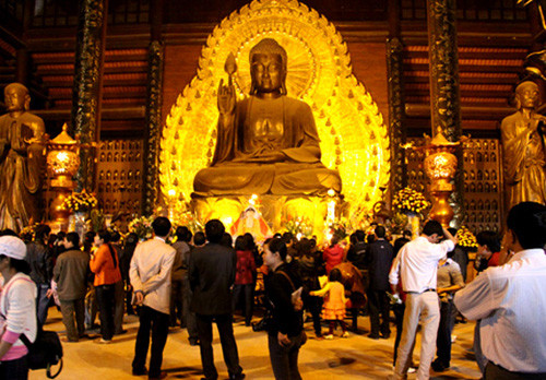 3. Dâng hương chỉ cần làm ở Phật đường chính là được, còn mỗi ban thì tới vái ba vái, không cần đốt nhiều nhang đèn, chủ yếu là tâm thanh tịnh.