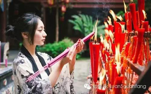 Trong tiết xuân, mọi người đều đi đến đền chùa miếu mạo để thắp hương cầu cúng. Tuy có người nói rằng trong tâm có phật không cần hương khói câu nệ hình thức nhưng đối với nhiều người, việc thắp hương ở đền chùa trong ngày xuân còn rất nhiều điều phải bàn. Có một số sai lầm chẳng những khiến người khác coi thường mà còn ảnh hưởng đến vận khí của mình trong cả năm.