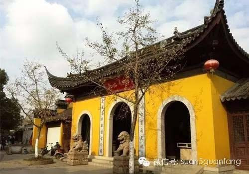 Bất cứ đền chùa nào cũng đều có cổng tam quan để cho mọi người ra vào. Những khách hành hương thông thường nên đi ở hai cửa nhỏ hai bên, cửa lớn ở giữa là “không môn” chỉ những người xuất gia mới có thể ra vào.