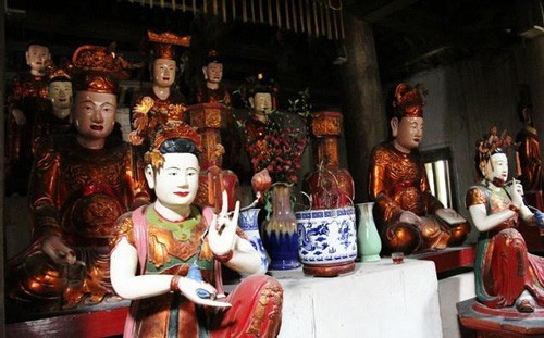 Ở chùa mua hương hỏa hoặc vật phẩm cát tường, đừng nên trực tiếp nói mua, nên nói là “thỉnh”. Lúc đốt hương, tốt nhất là dùng bật lửa của mình mà đốt. Nếu lửa từ nắm hương cháy quá to thì nên cầm nắm hương phẩy cho tắt lửa chứ không nên dùng miệng thổi.