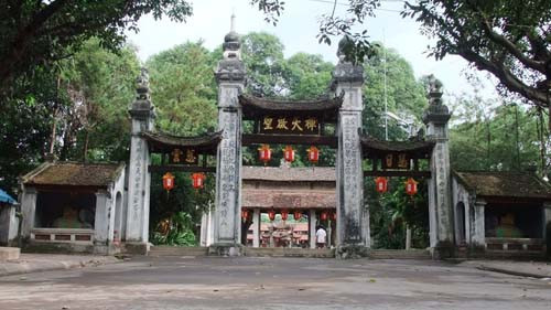 Khi đi vào trong đền chùa, nên tuân theo nguyên tắc “nam tả nữ hữu” tức là nam đi cổng bên trái, nữ cổng bên phải. Khi đi vào bên trong không được đạp lên ngưỡng cửa, bước chân qua ngưỡng càng dài càng tốt.