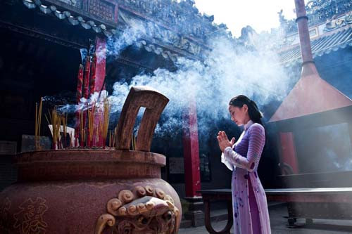 Trong việc thắp hương cũng có những ý nghĩa cần chú ý. Nếu thắp 3 nén là cầu phúc cho bản thân. Nếu thắp 6 nén là cầu phúc cho 2 đời, thắp 9 nén là cầu phúc cho 3 đời, thắp 13 nén (thường là hương to) tức là ý nghĩa công đức viên mãn.