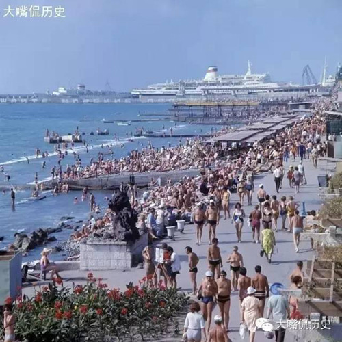 Thời Liên Xô còn tồn tại, nhân dân được khuyến khích đi du lịch. Pháp luật Liên Xô quy định người dân mỗi năm tối thiểu có 2 tuần được nghỉ mà vẫn được hưởng lương. Họ còn được phát một “phiếu du lịch” đến các địa điểm cụ thể. Có phiếu du lịch này người ta đến nơi đó du lịch sẽ được ưu đãi về phương tiện giao thông, nơi ăn chốn ở và thực phẩm. Tuy nhiên nếu là nhân viên chính phủ thì kỳ nghỉ như vậy chỉ được chọn lựa vào mùa hè mà không biết vì sao.
