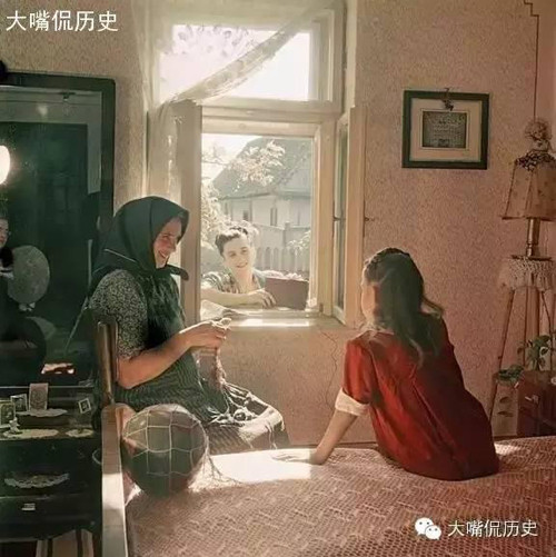 Người Liên Xô sử dụng nhà cửa cũng được miễn phí, do nhà nước lo. Nhưng việc phân nhà thì căn cứ vào số lượng nhân khẩu trong nhà và từ việc chức nghiệp của chủ hộ mà nhà to nhà nhỏ khác nhau.