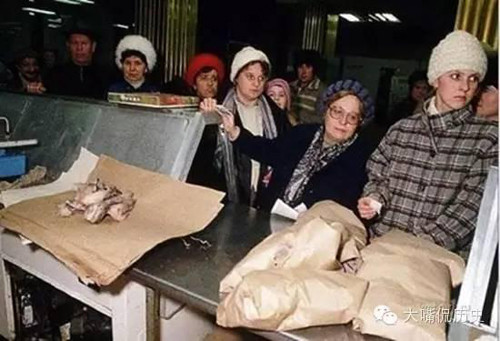 Từ rất sớm người dân Liên Xô đã chú trọng bảo vệ môi trường, họ có chính sách phân loại rác sau khi thu gom. Ngoài ra, trong một thời gian dài, Liên Xô sử dụng rất ít túi nhựa, khi mua đồ họ đều dùng túi giấy hoặc tự mang theo giỏ. Đến những năm 1980 trở đi, túi nhựa mới dần dần xuất hiện trong xã hội Liên Xô.