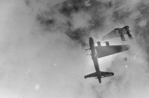 Boeing B-17G thuộc Phi đội 323, Liên đoàn đánh bom 91 bay qua Kranenburg nước Đức đã bị pháo phòng không bắn rụng một bên cánh. Chỉ một phi công là Trung úy Robert E. Fuller và một thành viên phi hành đoàn sống sót.