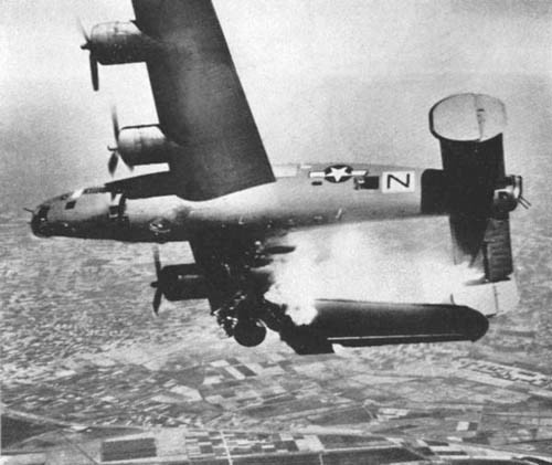 Chiếc B-24L của Không quân Mỹ thuộc phi đội ném bom 779, Liên đoàn 464 bị pháo phòng không Flak bắn hạ trong một cuộc tấn công vào lực lượng mặt đất gần Lugo, Emilia Romagna nước Italia ngày 10/4/1945.