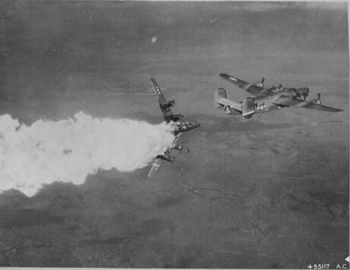 Chiếc B-24H Liberator của Phi đội ném bom số 783 thuộc Không quân Mỹ nổ trên không trung sau khi bị trúng hỏa lực phòng không của Đức năm 1944.