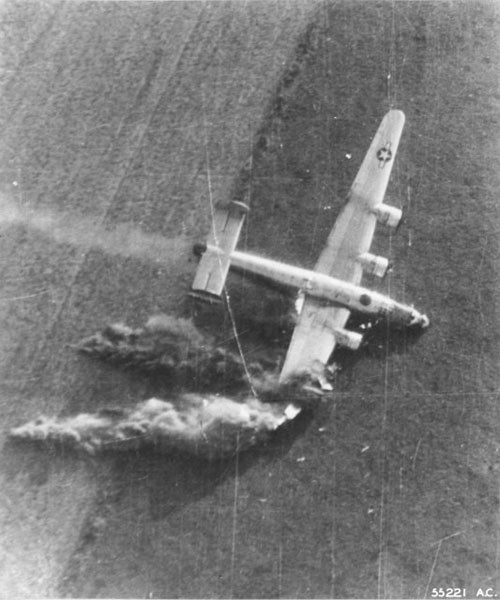 B-24J Liberator của Phi đội ném bom 854 sau khi bị trúng đạn pháo phòng không và lao xuống đất trong khi bay thấp thả bom hỗ trợ cho sư đoàn không vận 82 và 101 gần Eindhoven, Hà Lan ngày 18/9/1944.