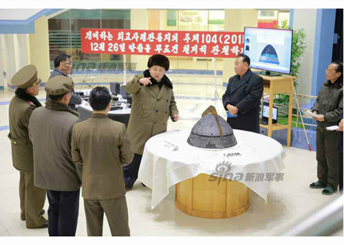 Rodong Sinmun cũng cho biết thêm rằng trong chế tạo mô hình đầu đạn thử nghiệm đã sử dụng sơn chịu nhiệt và kết cấu chịu nhiệt giúp nó có thể chịu được nhiệt độ và áp lực cao cũng như độ rung lắc trong quá trình tên lửa nhập vào khí quyển. Nguồn: Rodong Sinmun