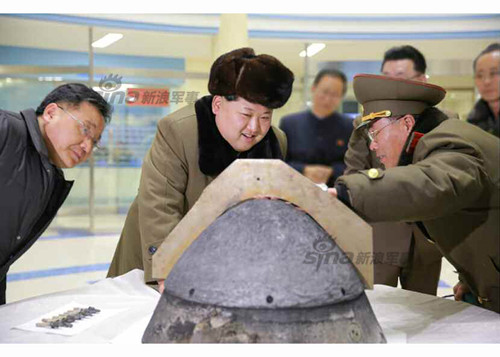 Hôm nay, báo Rodong Sinmun của Triều Tiên cho xuất bản một loạt ảnh chụp nhà lãnh đạo Kim Jong-un đi thị sát một cuộc thử nghiệm công nghệ đầu đạn tên lửa đạn đạo của nước này. Nguồn: Rodong Sinmun