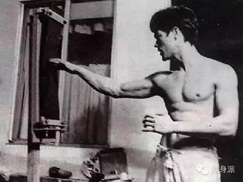 Cần phải nói rằng sự thành công trên phim ảnh của Lý Tiểu Long không phải chỉ dựa vào diễn xuất và kỹ xảo mà phần lớn là do khả năng võ thuật thực sự của ông. Dưới đây là một số những ví dụ để làm nổi bật cảnh giới võ thuật của Lý Tiểu Long.