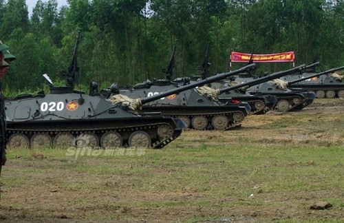 Mạng Sina quân sự hôm qua đăng một loạt ảnh kèm dòng chú thích: “Gần đây, Lữ đoàn 168 pháo binh của Quân đội Nhân dân Việt Nam đã tiến hành huấn luyện bắn đạn thật. Đáng chú ý là trên thao trường xuất hiện khẩu pháo tự hành ASU-85 do Liên Xô chế tạo”. Nguồn ảnh trong bài: Sina.