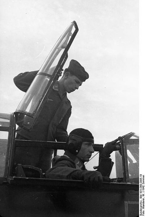 Trong Chiến dịch Balkan, Chiến dịch Bắc Phi và trên mặt trận phía Đông, Bf-110 phục vụ như một máy bay tiêm kích bom hỗ trợ mặt đất rất đắc lực. Trong ảnh là phi công trong buồng lái của một chiếc Bf-110 ở Pháp năm 1942.