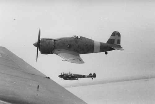 Hình ảnh từ năm 1941 trên bầu trời Bắc Phi. Trong ảnh là một chiếc Fiat G.50 của Italia và một chiếc Bf-110 của Đức.