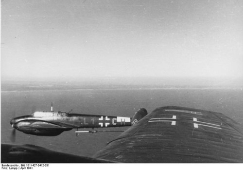 Một chiếc Bf-110 bay dọc theo bờ biển ở Bắc Phi tháng 4/1941.
