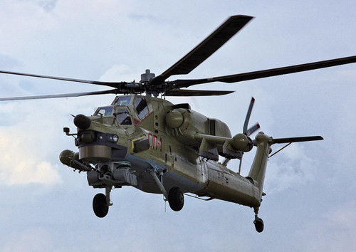 Các chi tiết về trực thăng Mi-28NM đến nay vẫn được giữ bí mật nhưng theo Wikipedia, loại trực thăng Mi-28N có mũ bảo hiểm gắn màn hình cho phi công. Phi công sẽ chỉ thị mục tiêu cho người làm nhiệm vụ hoa tiêu kiêm xạ thủ. Ảnh: Sina.