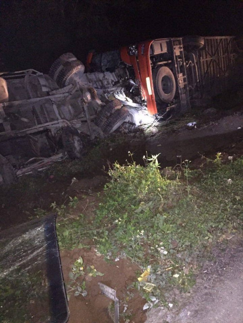 3. Tai nạn trên cao tốc Pháp Vân - Cầu Giẽ, 19 người thương vong Khoảng 20h30' ngày 8/12, tại km 201+600, QL1B Hà Nội. Pháp Vân – Cầu Giẽ hướng đi Hà Nam (đoạn qua địa bàn xã Tô Hiệu - huyện Thường Tín, Hà Nội), xe khách BKS 37B- 01544 xuôi Hà Nam đã đấu đầu với xe tải BKS 90T – 3575 đi ngược chiều. Hậu quả của vụ tai nạn thảm khốc là 2 phụ xe Kiều Tuấn Anh (SN 1994) và Nguyễn Cảnh Quyền (SN 1983) tử vong tại chỗ. Trần Đình Sơn (lái xe khách, SN 1979) và Nguyễn Ngọc Tĩnh (lái xe tải, SN 1978) bị thương nặng. Ngoài ra có khoảng 17 hành khách trên xe khách cũng bị thương.