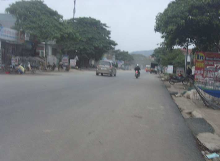 2. Tai nạn kinh hoàng trong đêm, 3 người tử vong Khoảng 23h tối 6/12, tại KM 17+300, trên quốc lộ 48 đoạn qua địa bàn xóm Tuần B, xã Quỳnh Châu, huyện Quỳnh Lưu, Nghệ An, anh Nguyễn Văn Hải (SN 1992, trú tại xóm 2 A, xã Quỳnh Châu) điều khiển xe máy BKS 37L1 – 39003, chở chị Nguyễn Thị Yến (SN 1994) và chị Nguyễn Thị Dung (SN 1999). Khi đến điểm trên thì xe máy do anh Hải điều khiển bất ngờ bị mất lái rồi tông trực diện vào chiếc xe tải BKS 37C1 – 12233 lưu thông chiều ngược lại. Sau cú va chạm kinh hoàng, anh Hải cùng hai người bạn gái tử vong tại chỗ, chiếc xe máy cũng bị hư hỏng hoàn toàn.