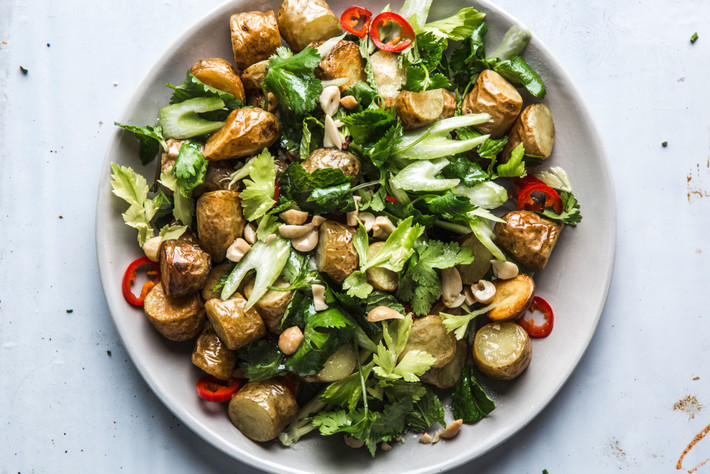 Để đảm bảo món salad khoai tây có hương vị riêng, hãy thêm một chút muối ăn vào trong khi nấu khoai tây. Khi khoai chín, lại thêm một chút ăn lần nữa. Sau cùng, nếm salad để điều chỉnh gia vị cho vừa miệng.