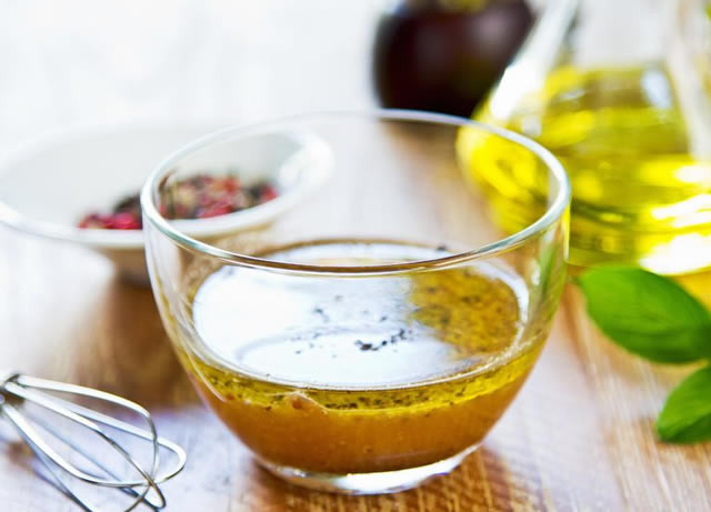 Khi kết hợp cùng gia vị, bạn cũng phải lưu ý đến thời điểm trộn. Với giấm, hãy trộn vào khi khoai tây còn ấm để giấm ngấm đều.