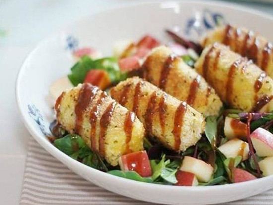 Món salad này ăn kèm tương ớt hoặc nước tương cà đều ngon tuyệt.