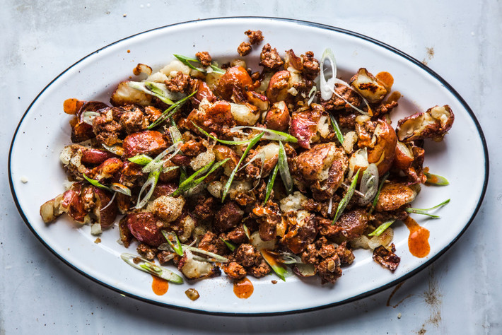 Nếu đã chán với các món salad khoai tây chiên, nghiền theo kiểu truyền thống, bạn có thể thử salad khoai tây nướng. Khoai tây đã gọt vỏ, cắt miếng vừa trộn đều cùng dầu ô liu, muối, hạt tiêu vào bát khoai tây.