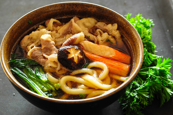 Một trong những món mỳ Nhật Bản nổi tiếng thế giới là Udon. Mỳ Udon được làm từ bột mỳ, muối và nước. Sợi mỳ dày hay mỏng phụ thuộc vào sở thích của từng người. Ngoài ra, người Nhật còn dựa vào thời tiết nóng hay lạnh để điều chỉnh độ dày của sợi mỳ.